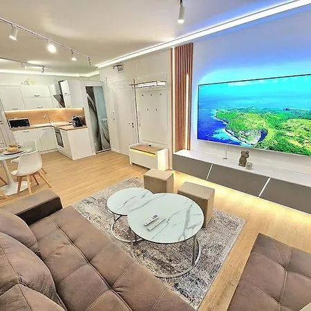 Luxury Apartment. 75 Inches Tv Apartament Warna