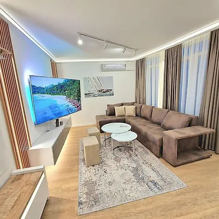 Luxury Apartment. 75 Inches Tv Apartament Warna