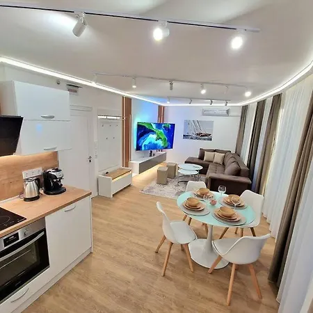 Luxury Apartment. 75 Inches Tv Varna