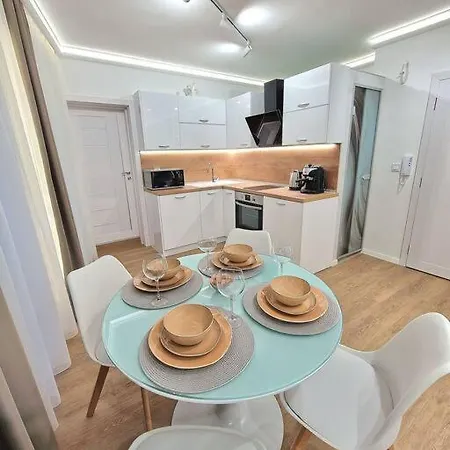 Luxury Apartment. 75 Inches Tv Warna
