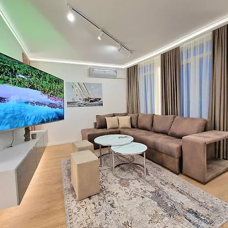 Luxury Apartment. 75 Inches Tv *