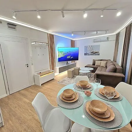 Luxury Apartment. 75 Inches Tv