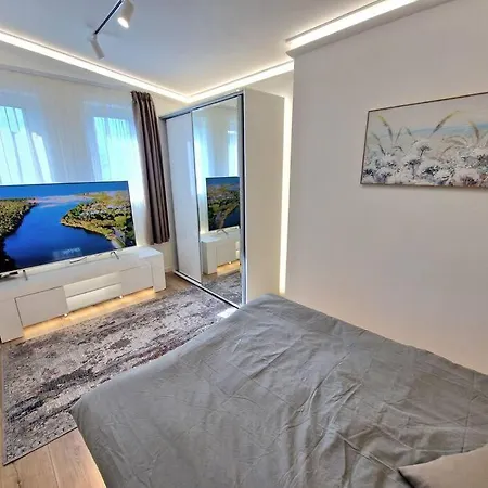 Apartament Luxury Apartment. 75 Inches Tv Warna