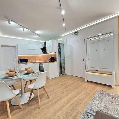 Luxury Apartment. 75 Inches Tv Warna