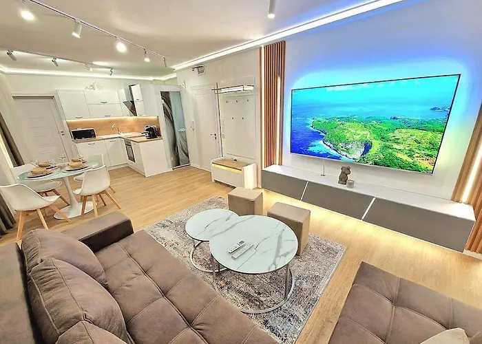 Luxury Apartment. 75 Inches Tv Apartament Warna