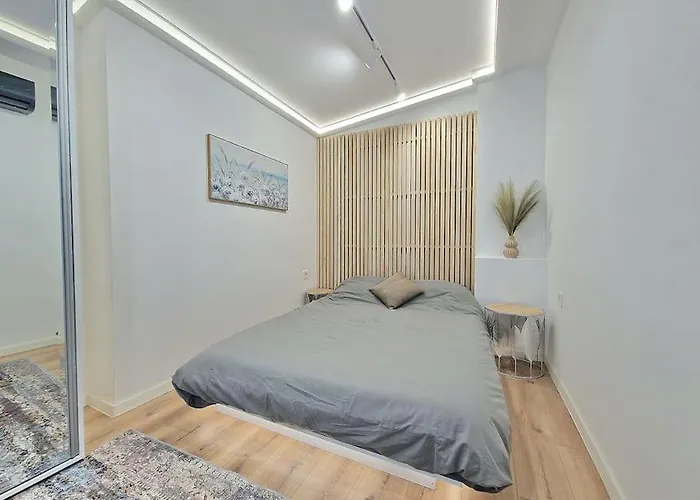 Luxury Apartment. 75 Inches Tv Apartament Warna