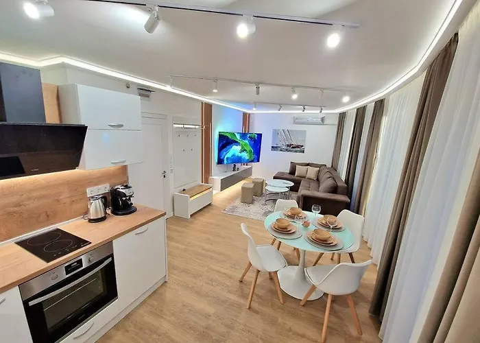 Luxury Apartment. 75 Inches Tv Warna