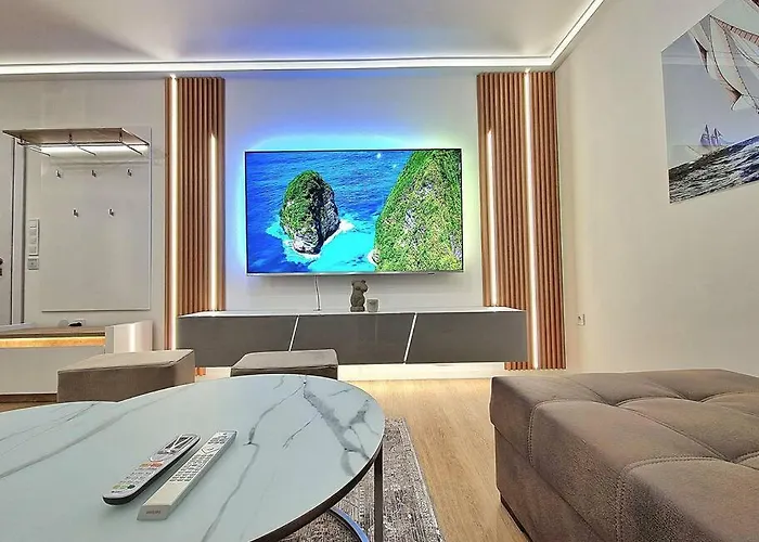 Luxury Apartment. 75 Inches Tv Apartament Warna